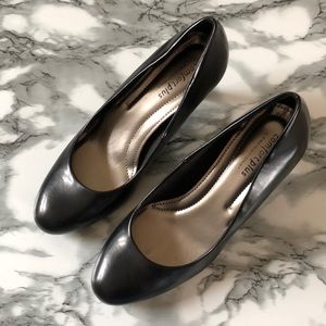 Comfortable low heel pumps.